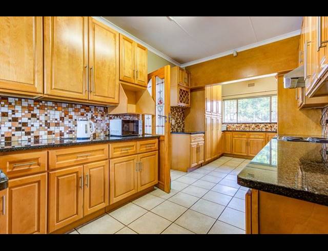 3 BEDROOM HOUSE FOR SALE IN VAN RIEBEECK PARK